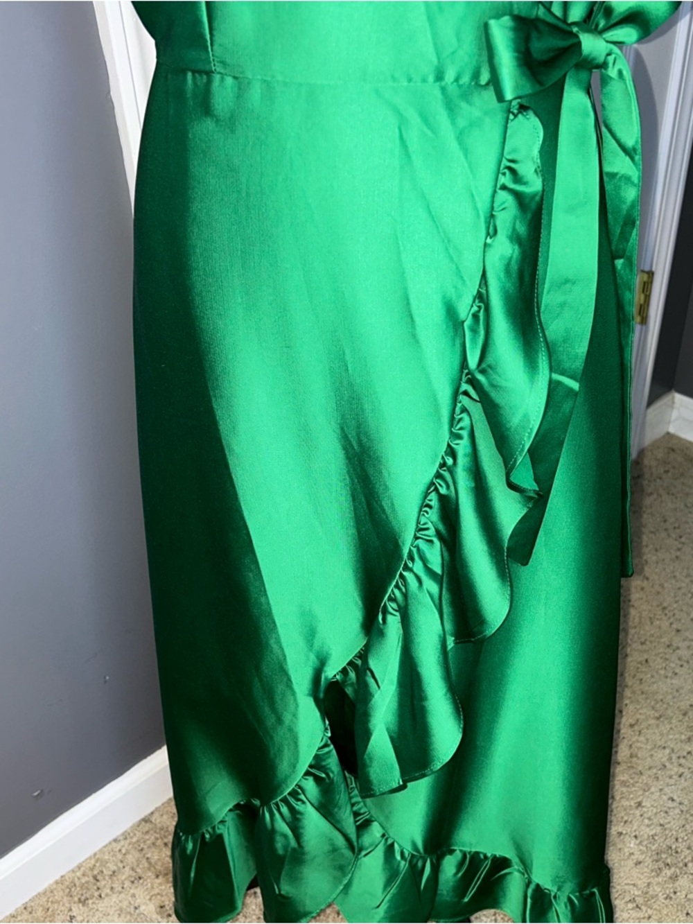 Mi Ami Kelly Emerald Green Satin Wrap Flutter Sleeve Midi Dress Size Medium - Picture 4 of 5